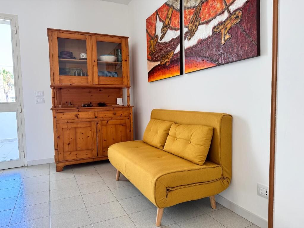 Soggiorno con divano letto della casa vacanze DAMA del Salento a San Cataldo