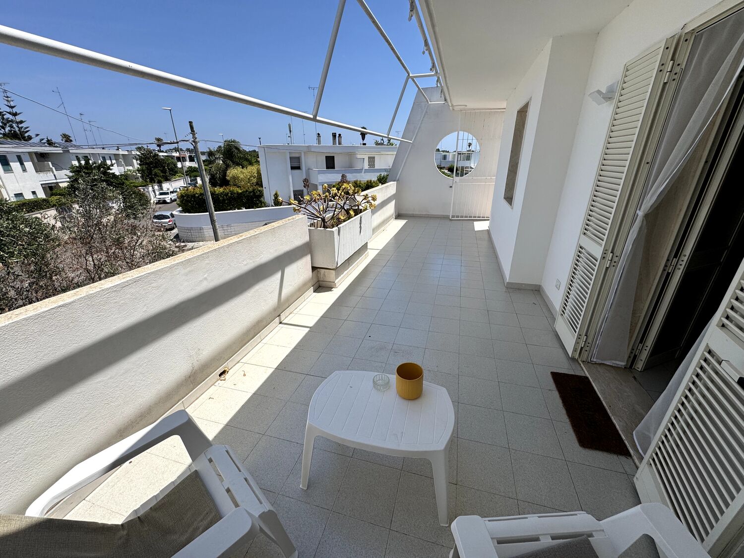 Spacious bright veranda, one of the two outdoor spaces of the holiday home in Salento