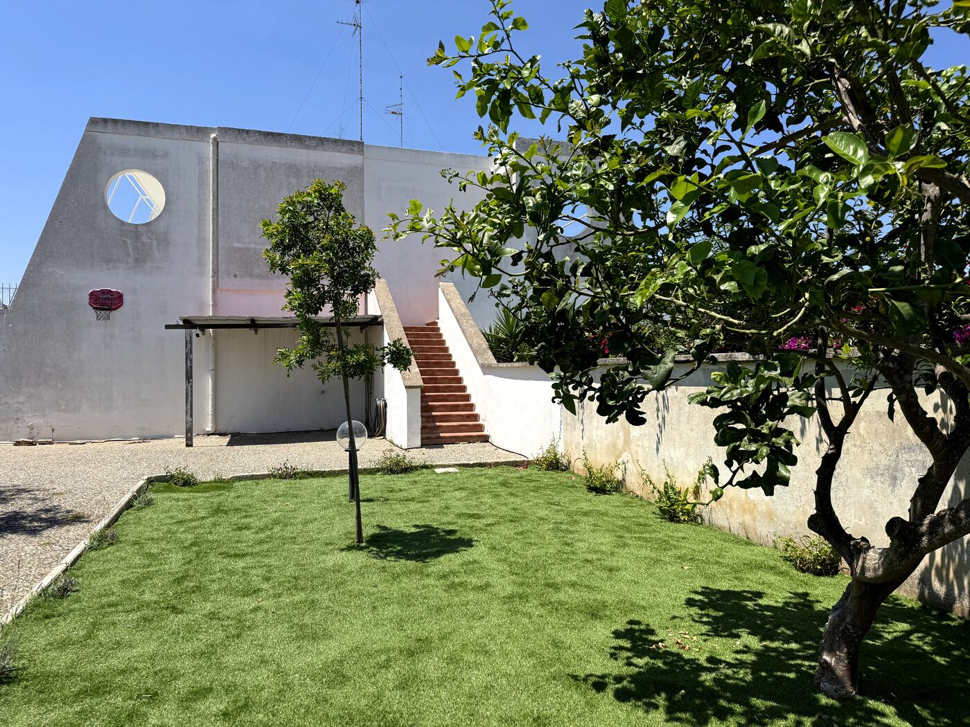 DAMA del Salento villa seen from the garden in San Cataldo